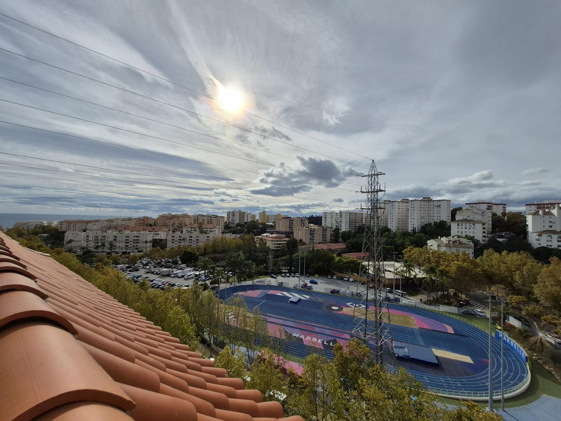 Vista exterior de Àtic en venda en Marbella amb Piscina comunitària