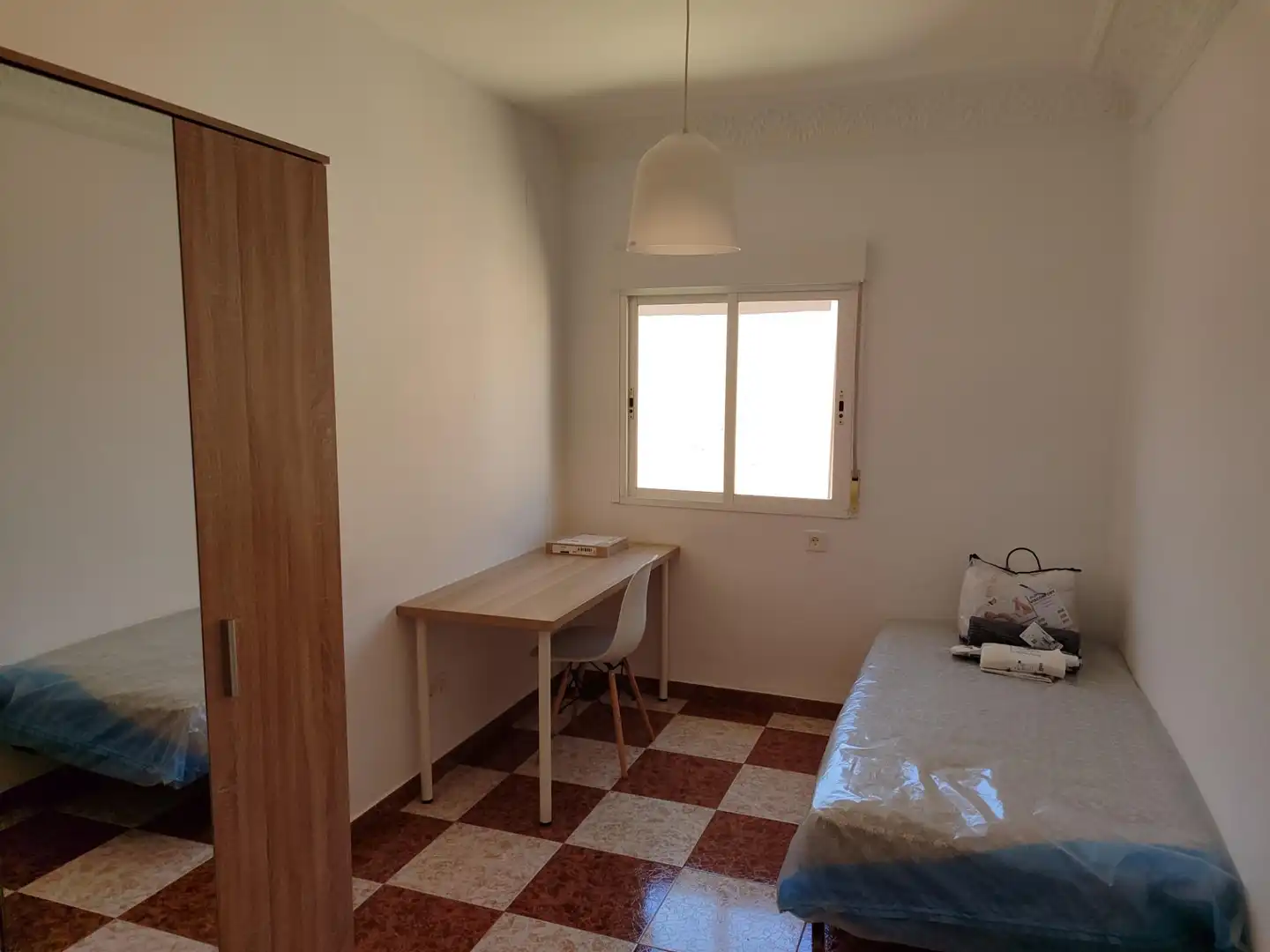 Dormitori de Pis de lloguer en Granada amb Terrassa, Moblat i Balcó