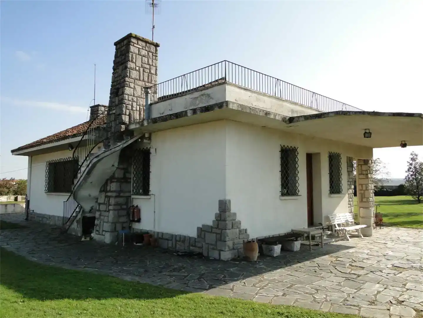 Vista exterior de Casa o xalet en venda en Haro amb Jardí privat, Piscina i Balcó