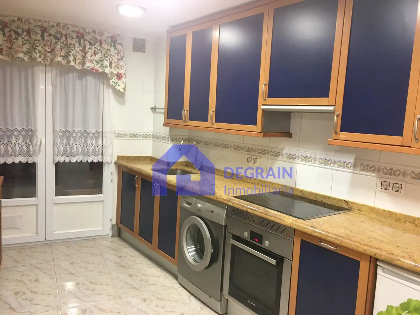 Cocina de Piso de alquiler en Oviedo  con Calefacción y Balcón