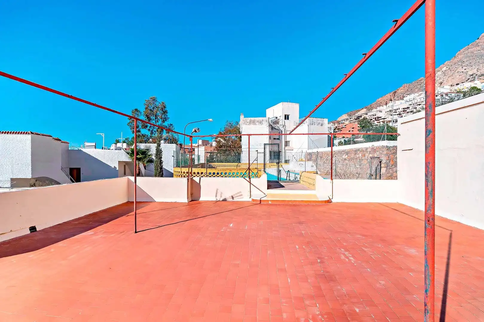 Vista exterior de Casa adosada en venda en Roquetas de Mar amb Jardí privat, Terrassa i Traster