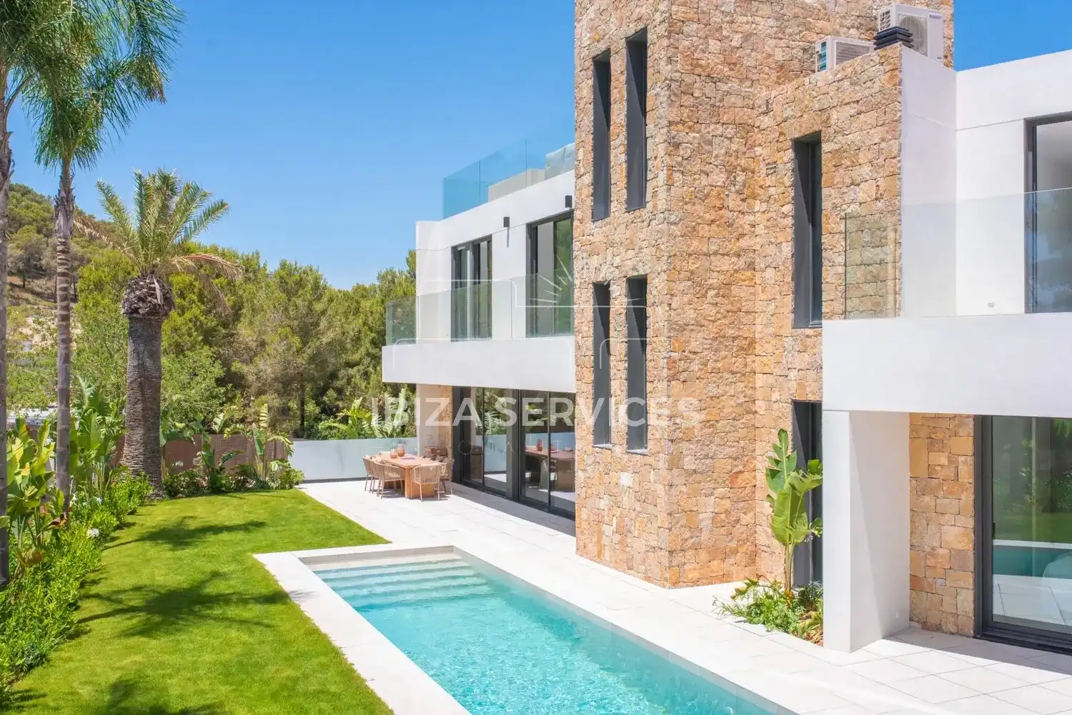 Vista exterior de Casa o xalet de lloguer en Santa Eulària des Riu amb Aire condicionat, Jardí privat i Piscina