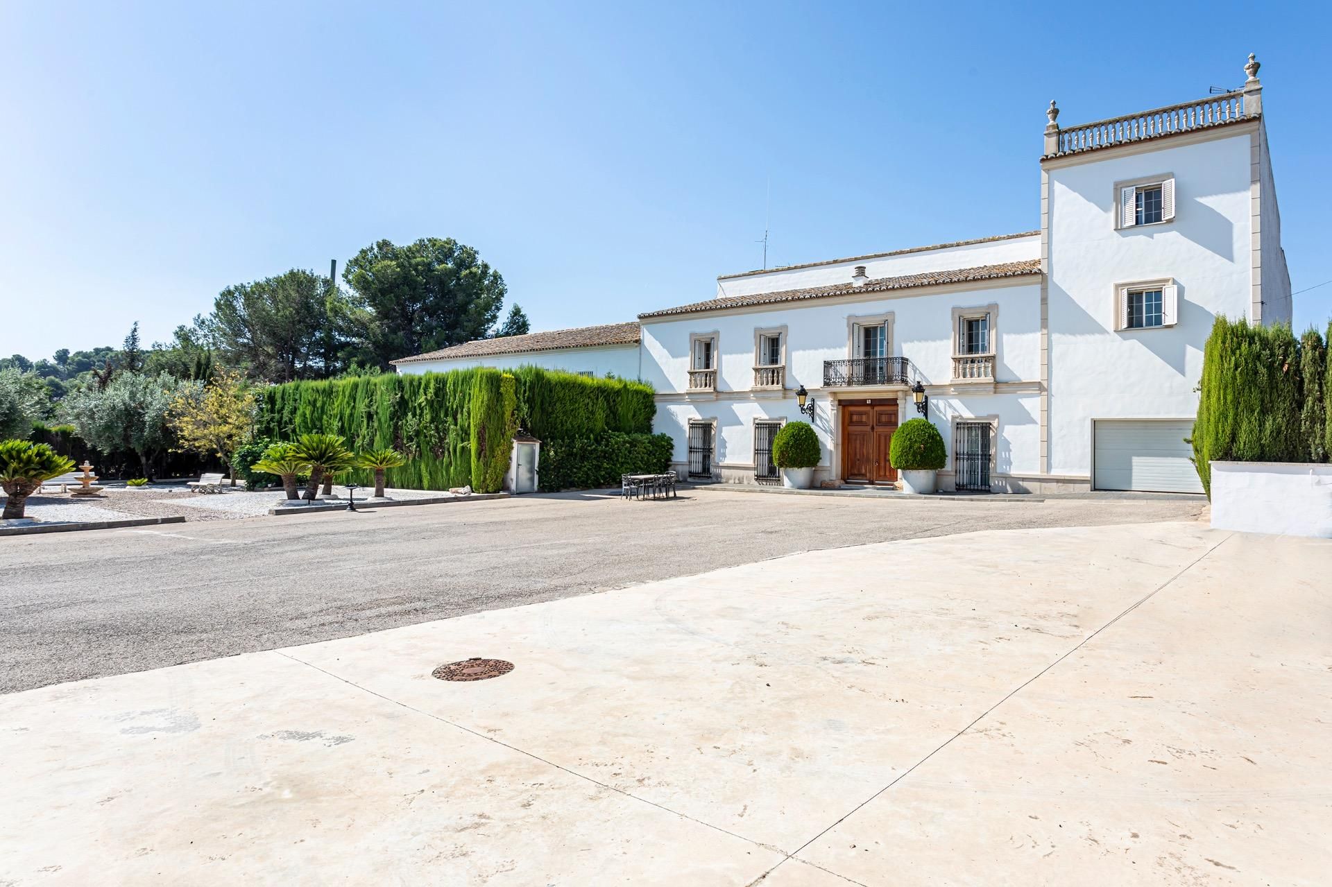 Vista exterior de Casa o xalet en venda en Chiva amb Aire condicionat, Jardí privat i Terrassa