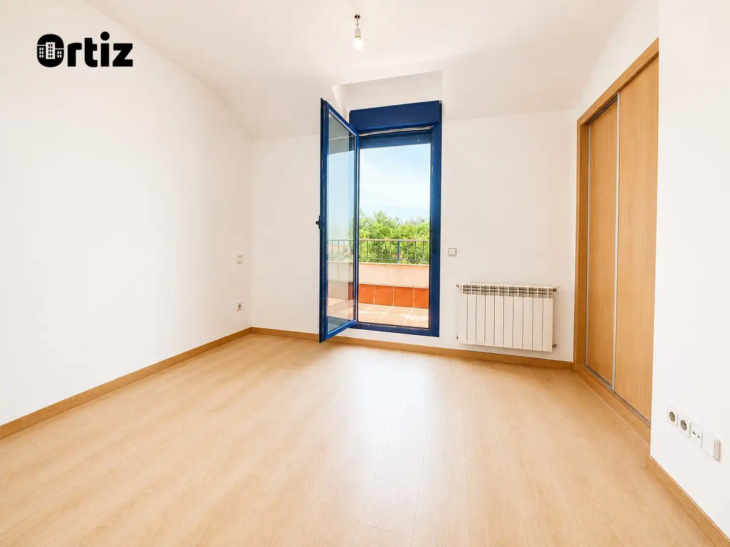 Schlafzimmer von Dachboden zum Verkauf in Alovera mit Heizung, Terrasse und Abstellraum