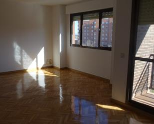 Bedroom of Flat to rent in Tres Cantos  with Heating, Parquet flooring and Terrace