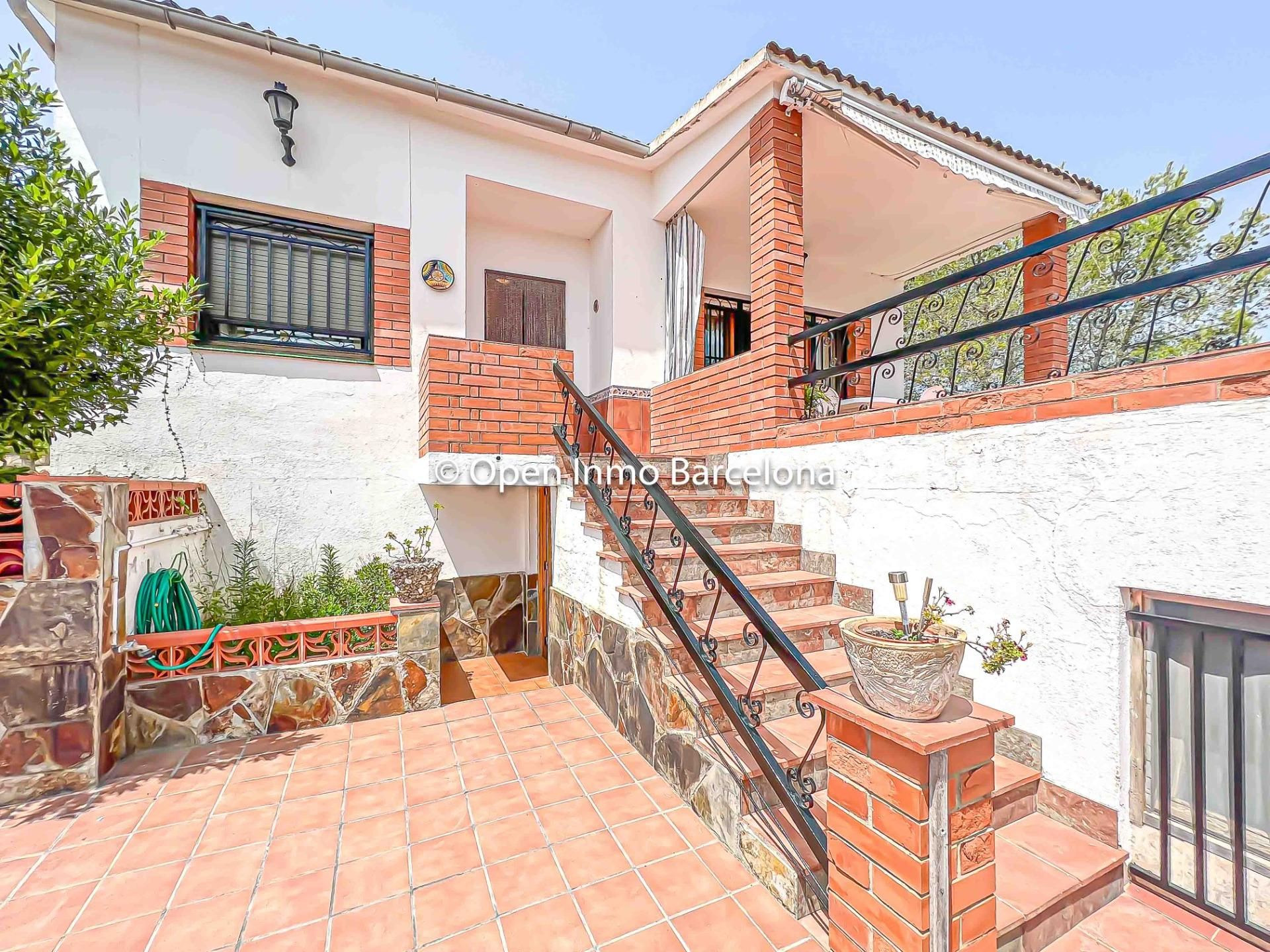 Vista exterior de Casa o xalet en venda en Sant Pere de Ribes amb Jardí privat, Terrassa i Traster