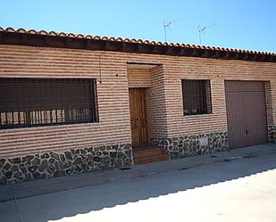 Exterior view of Single-family semi-detached for sale in San Martín de Montalbán