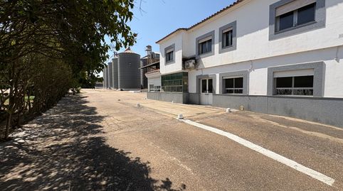 AMPLIO COMPLEJO INDUSTRIAL JUNTO A MÉRIDA