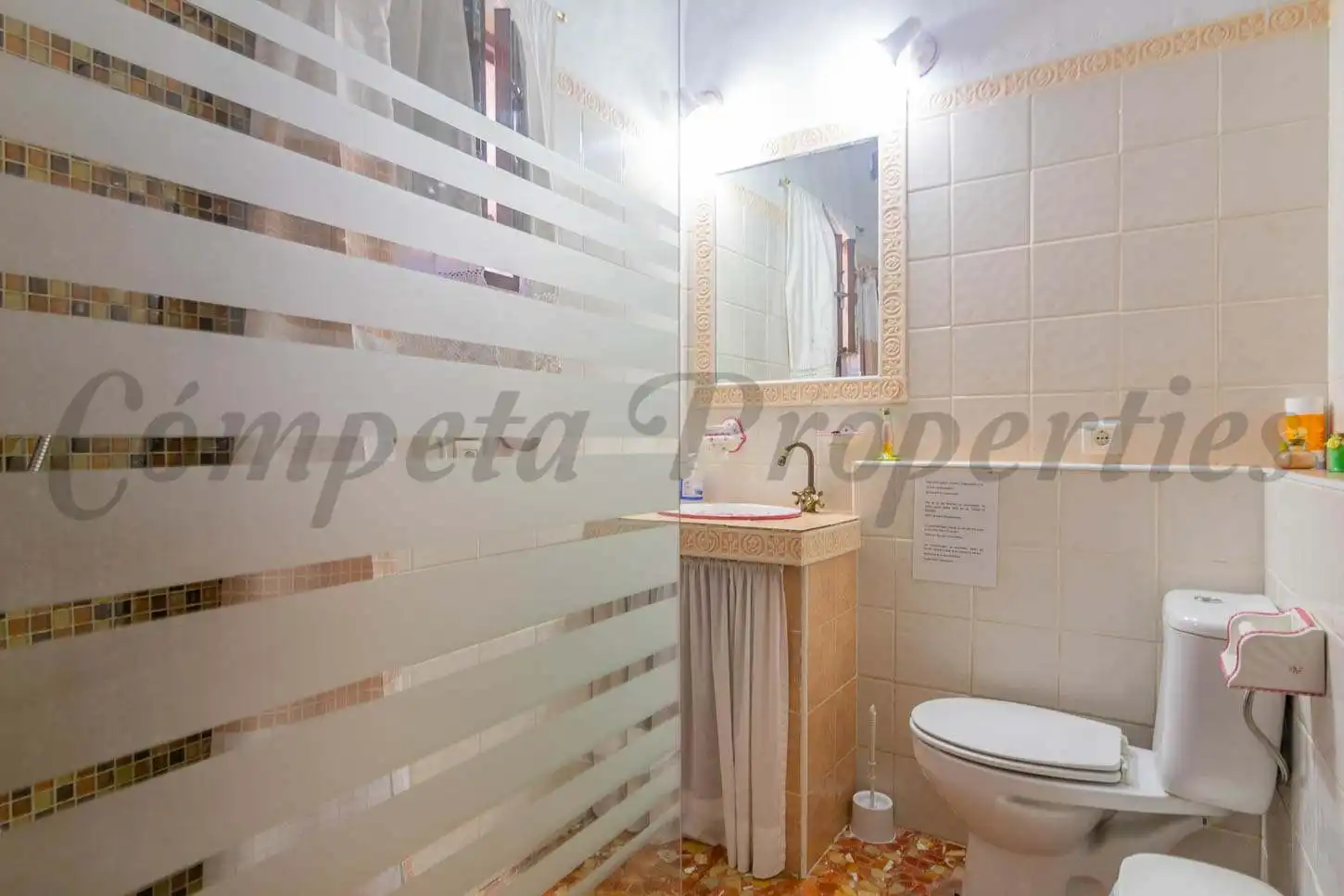 Badezimmer von Country house zum Verkauf in Sedella mit Klimaanlage, Privatgarten und Terrasse