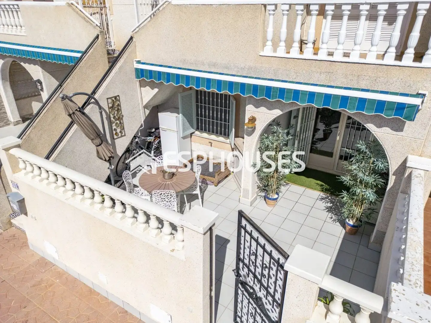 Terrasse von Erdgeschoss zum Verkauf in Guardamar del Segura mit Klimaanlage, Terrasse und Balkon