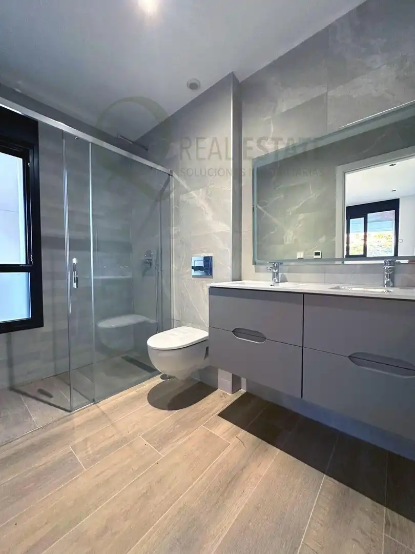 Badezimmer von Wohnung zum Verkauf in Finestrat mit Klimaanlage, Heizung und Privatgarten