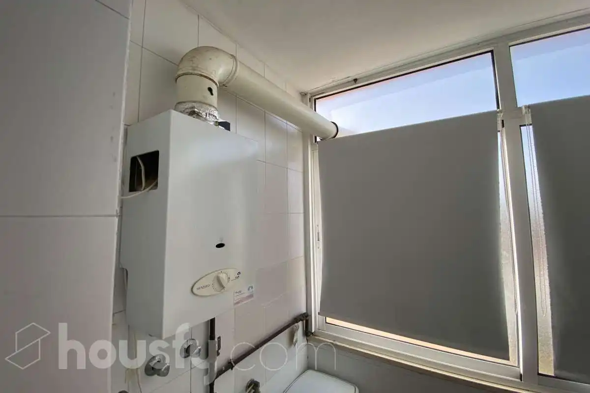 Badezimmer von Wohnung zur Miete in Sevilla mit Klimaanlage, Heizung und Terrasse