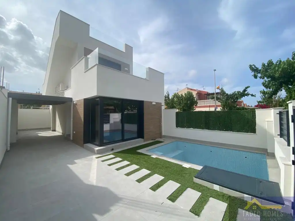 Piscina de Casa o xalet en venda en Los Alcázares amb Aire condicionat, Calefacció i Terrassa
