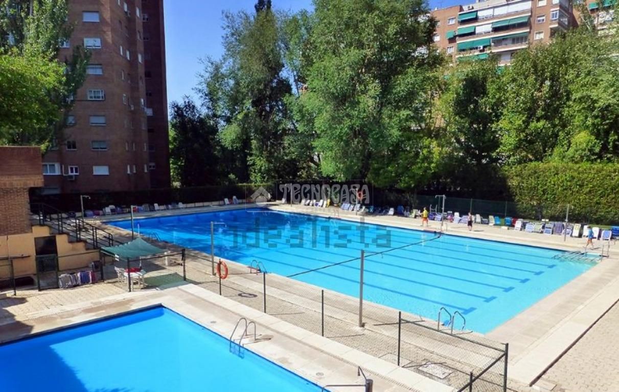 Swimming pool of Flat for sale in  Madrid Capital  with Air Conditioner, Heating and Community pool