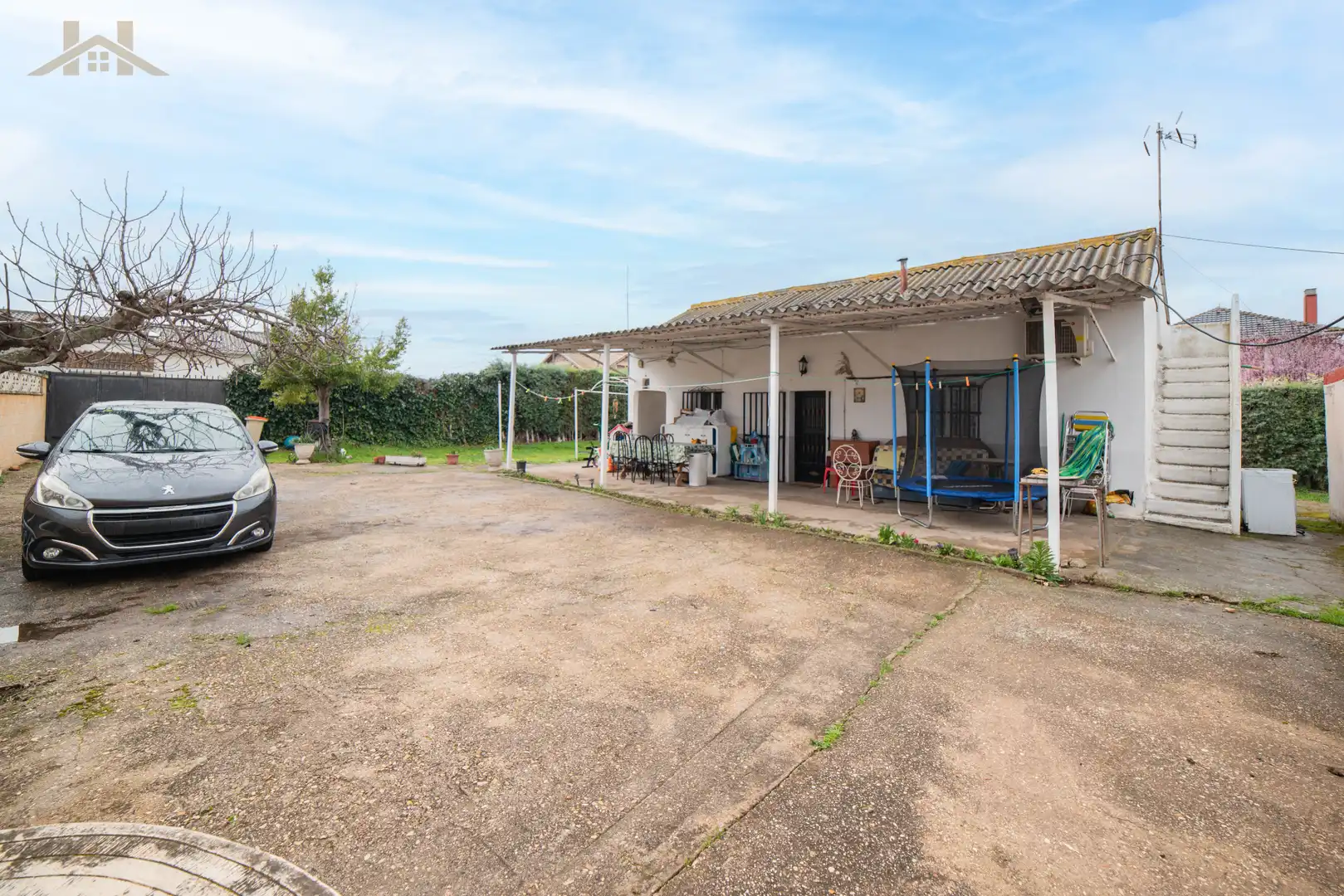 Vista exterior de Casa o xalet en venda en Mejorada del Campo amb Aire condicionat, Jardí privat i Piscina