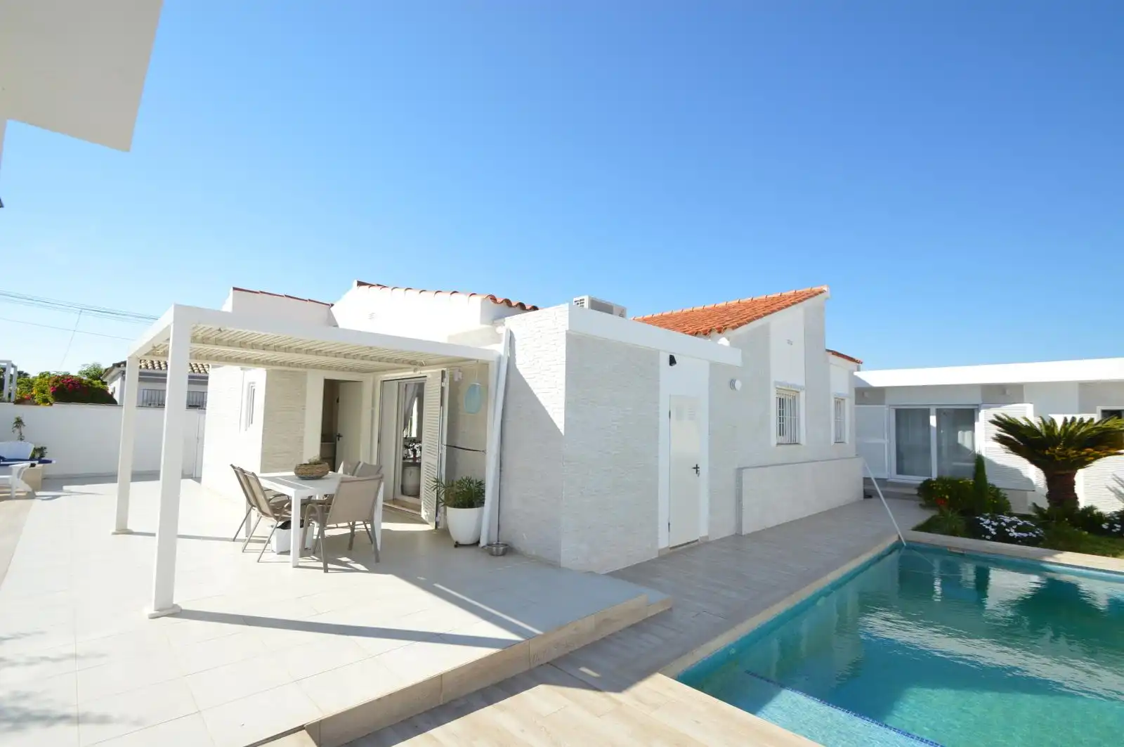 Vista exterior de Casa o xalet en venda en Vinaròs amb Aire condicionat, Calefacció i Jardí privat
