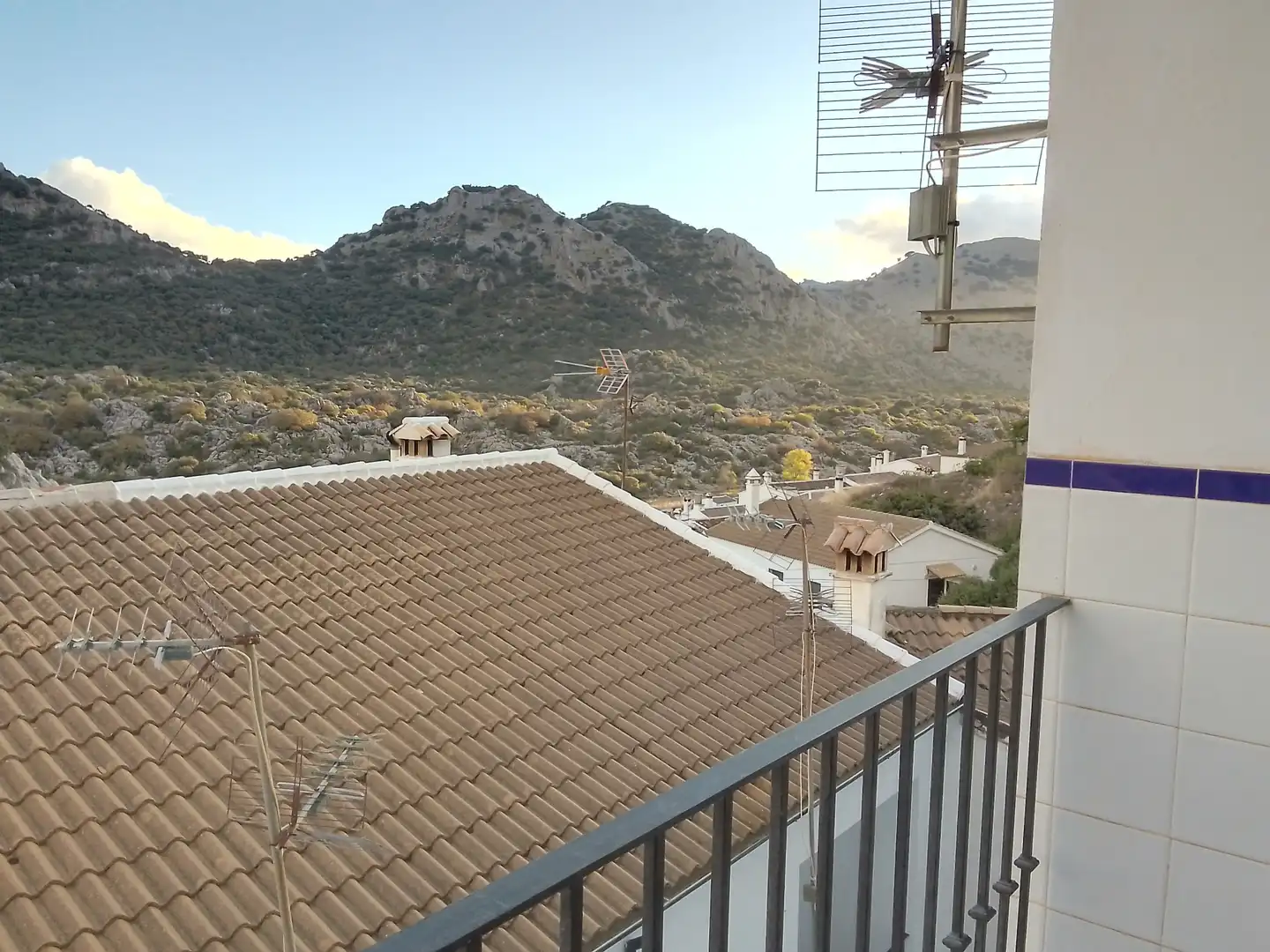 Vista exterior de Casa adosada en venda en Villaluenga del Rosario amb Terrassa i Balcó