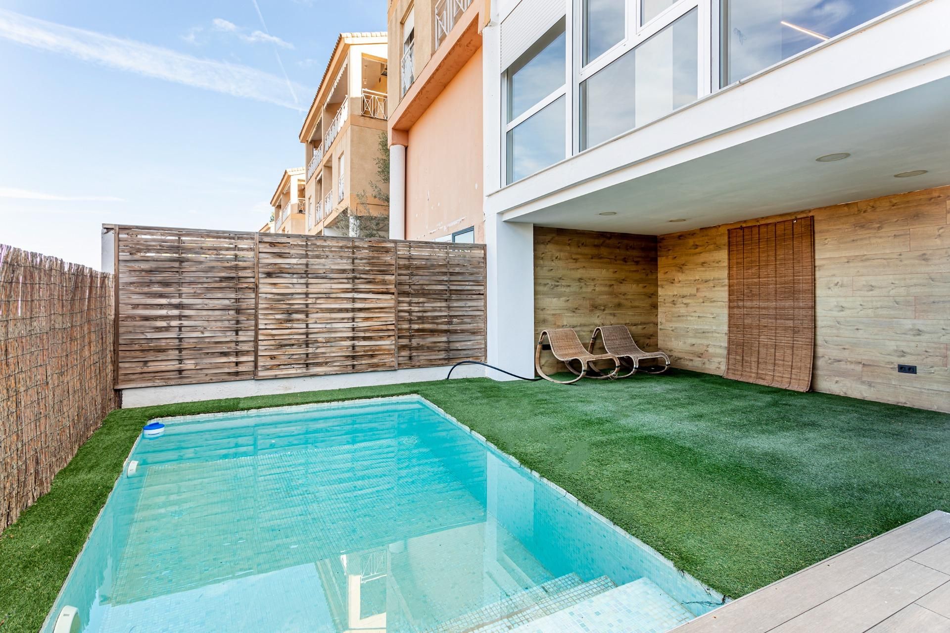 Piscina de Casa adosada en venta en Chiva con Aire acondicionado, Calefacción y Jardín privado