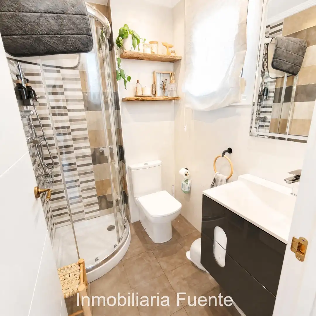Badezimmer von Einfamilien-Reihenhaus zum Verkauf in Muskiz mit Heizung, Privatgarten und Terrasse