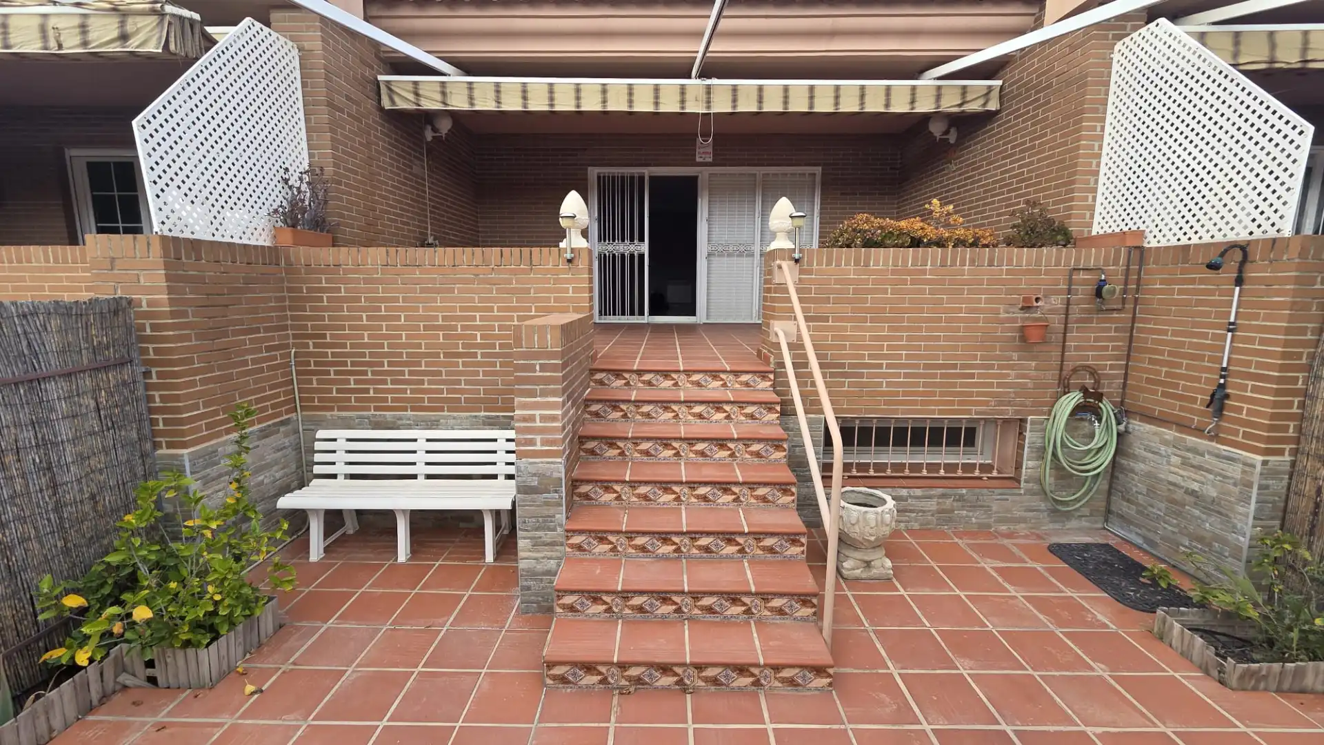 Vista exterior de Casa o chalet en venta en Alicante / Alacant con Aire acondicionado, Jardín privado y Terraza