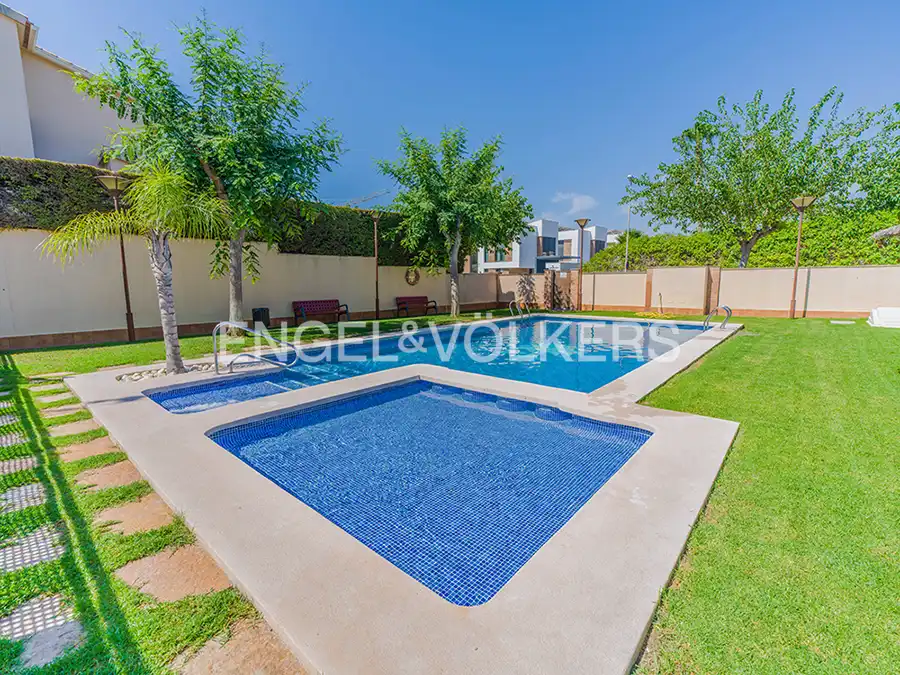 Piscina de Casa adosada en venta en Mutxamel con Aire acondicionado, Calefacción y Jardín privado