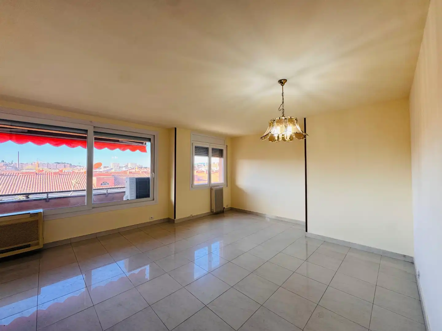 Living room of Flat for sale in Girona  with Air Conditioner, Heating and Terrace