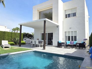 Chalet con piscina en venta en Calle Berruguete 11