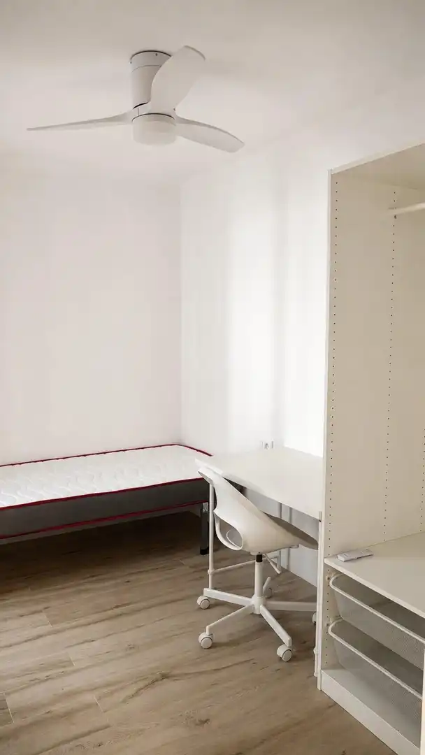 Schlafzimmer von Wohnung zur Miete in Valencia mit Klimaanlage, Heizung und Möbliert