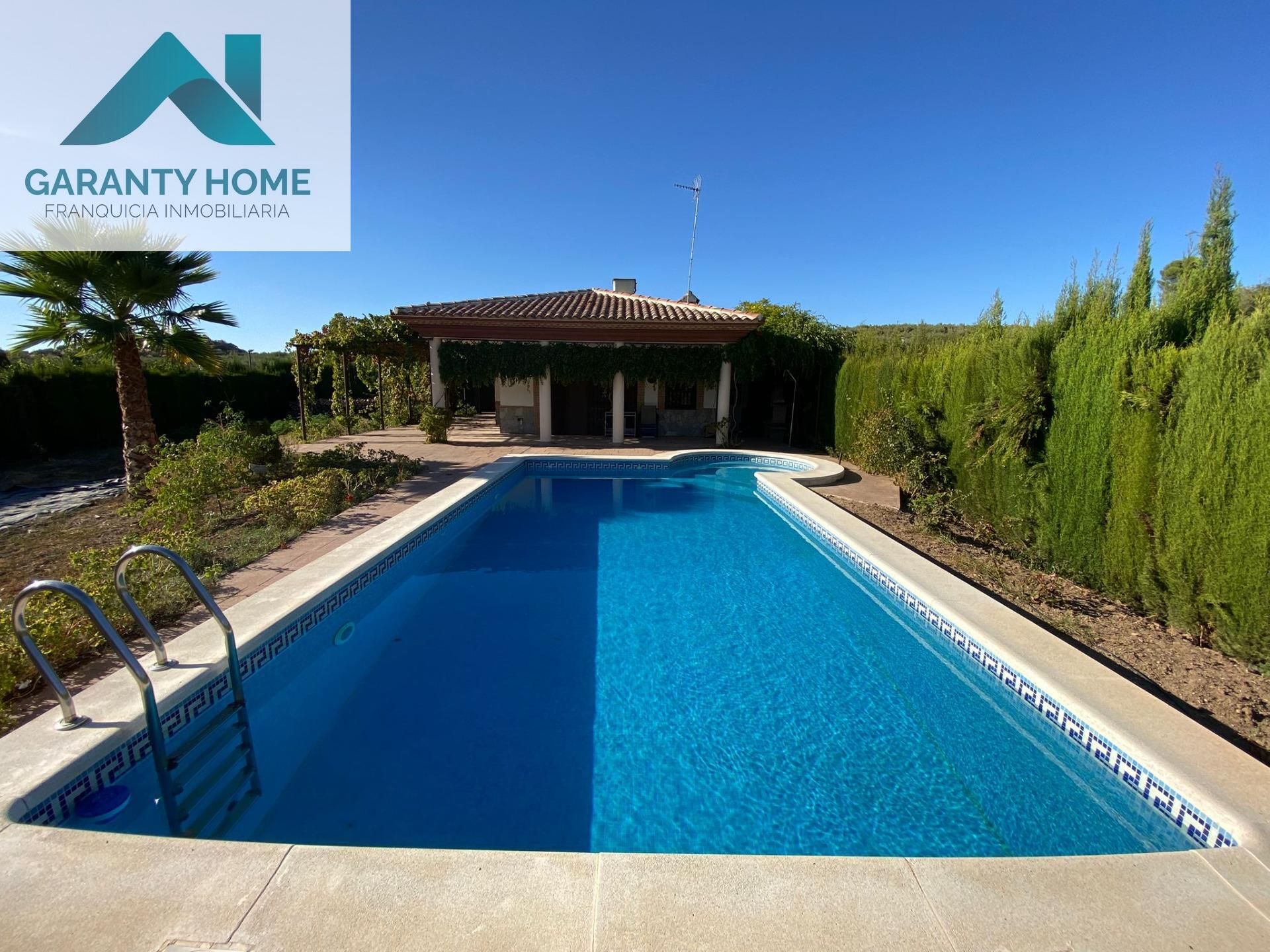 Vista exterior de Casa o xalet en venda en Fuensanta de Martos amb Jardí privat, Traster i Piscina