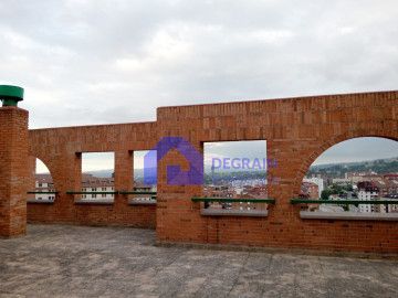 Vista exterior de Pis en venda en Oviedo  amb Jardí privat i Traster