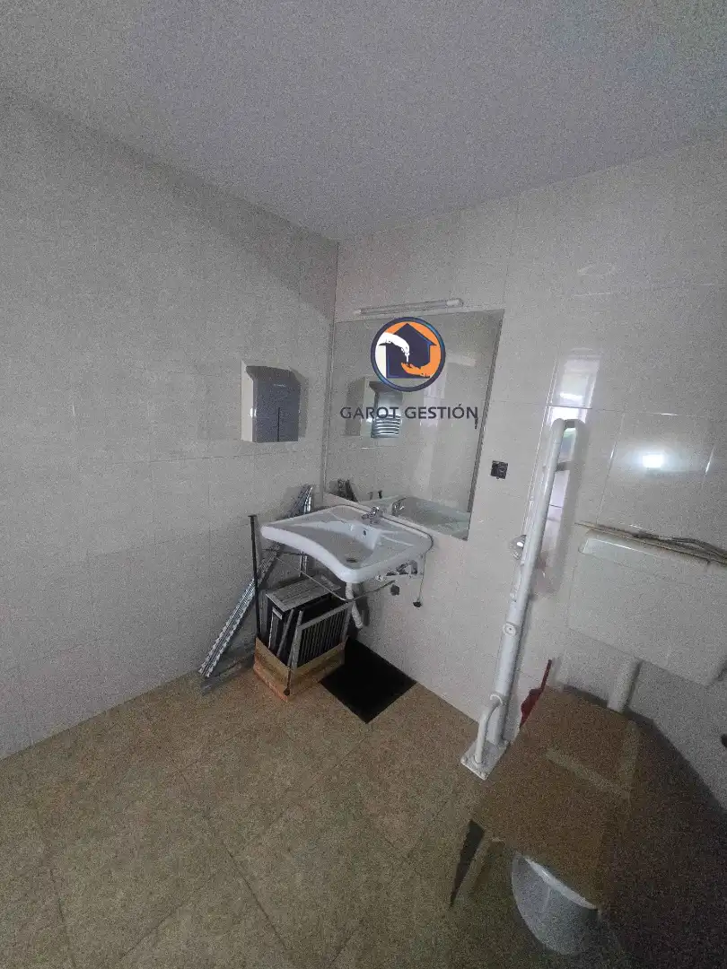 Bany de Local en venda en Alcorcón amb Aire condicionat, Calefacció i Parquet
