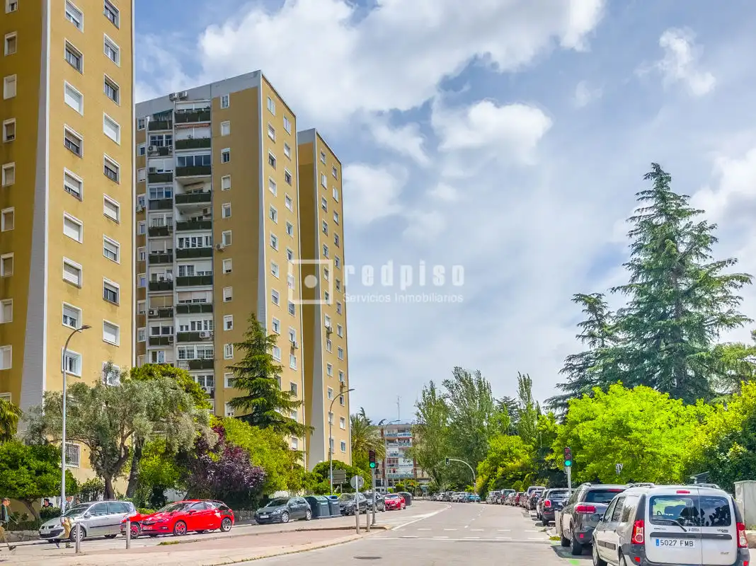 Piso en venta en del Poeta Blas de Otero, Ventas