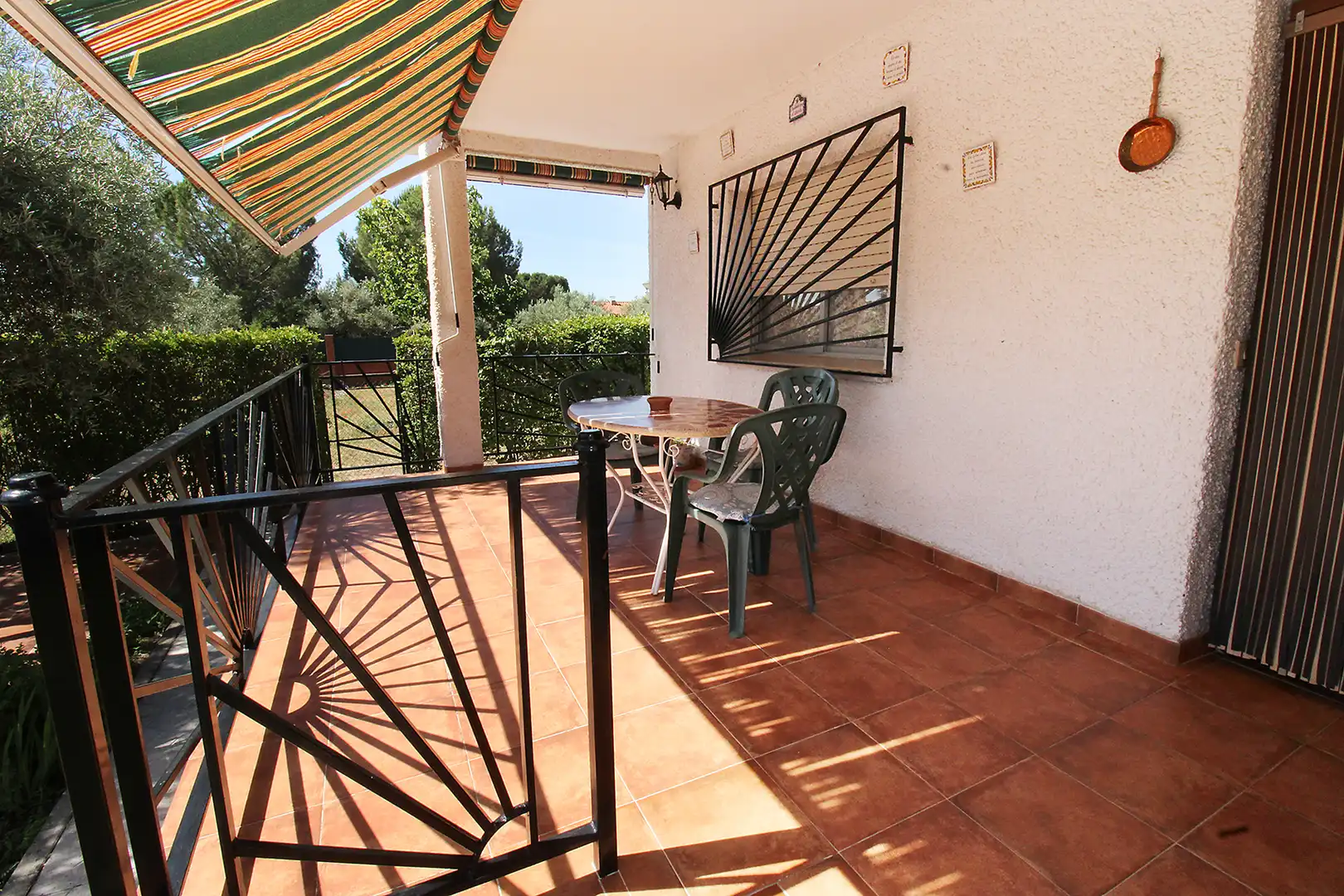 Terrasse von Einfamilien-Reihenhaus zum Verkauf in Torremocha de Jarama mit Heizung, Privatgarten und Internet