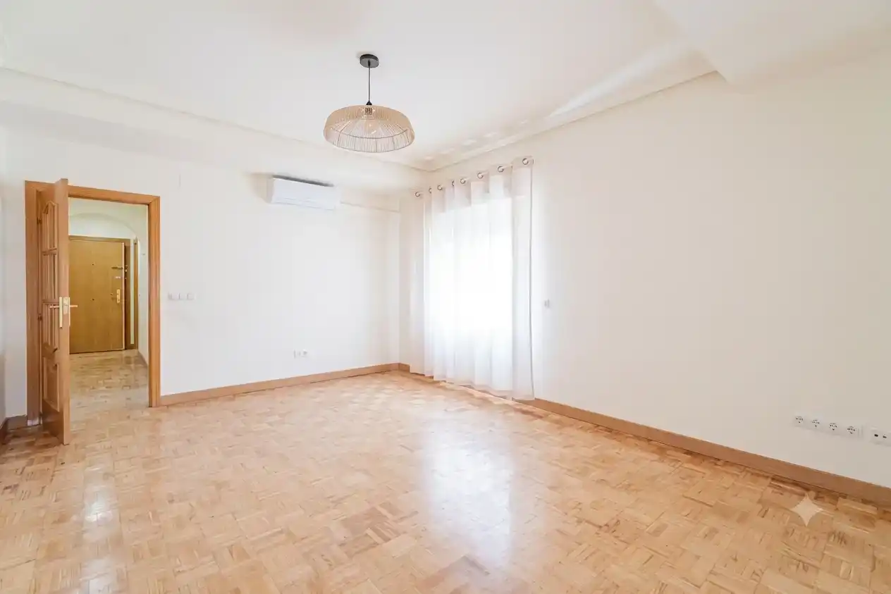 Schlafzimmer von Wohnung zur Miete in  Madrid Capital mit Klimaanlage