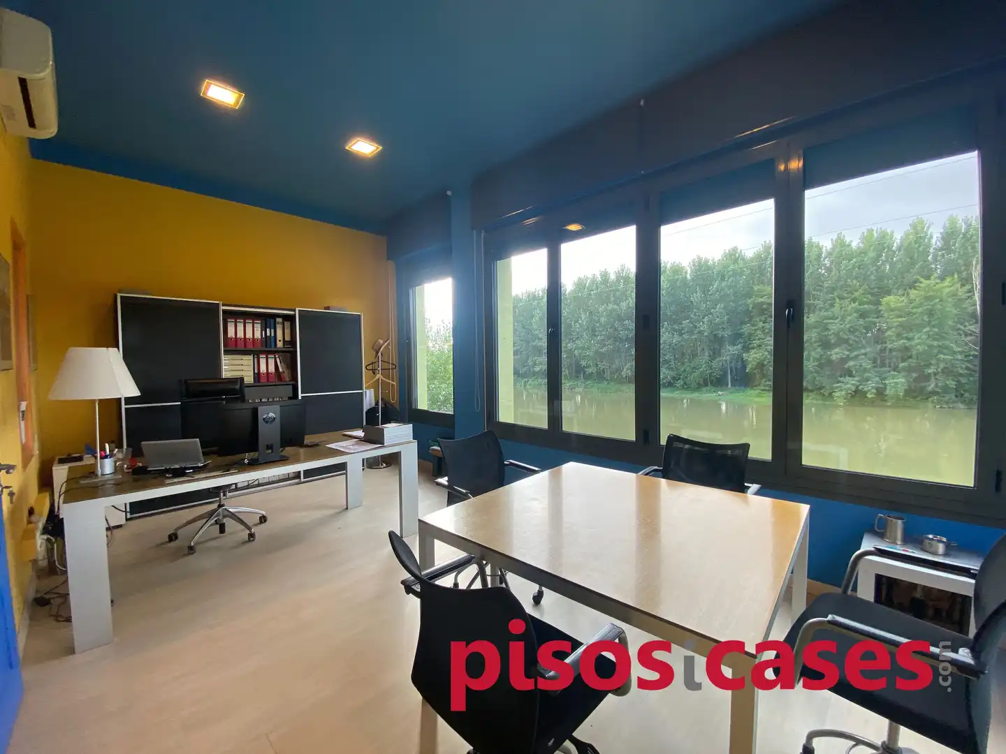 Office for rent in Manlleu  with Air Conditioner