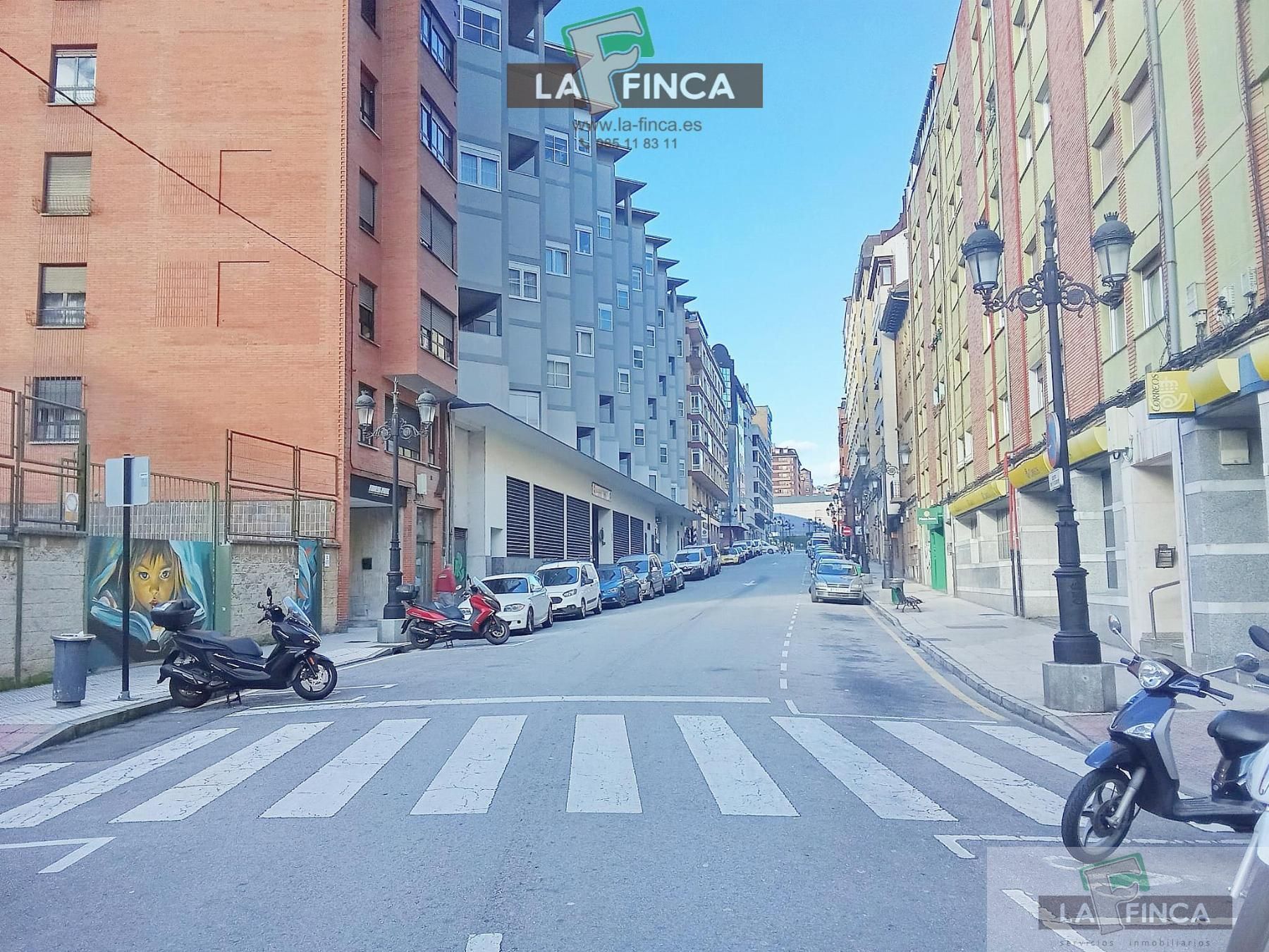 Vista exterior de Piso en venta en Oviedo  con Calefacción y Parquet