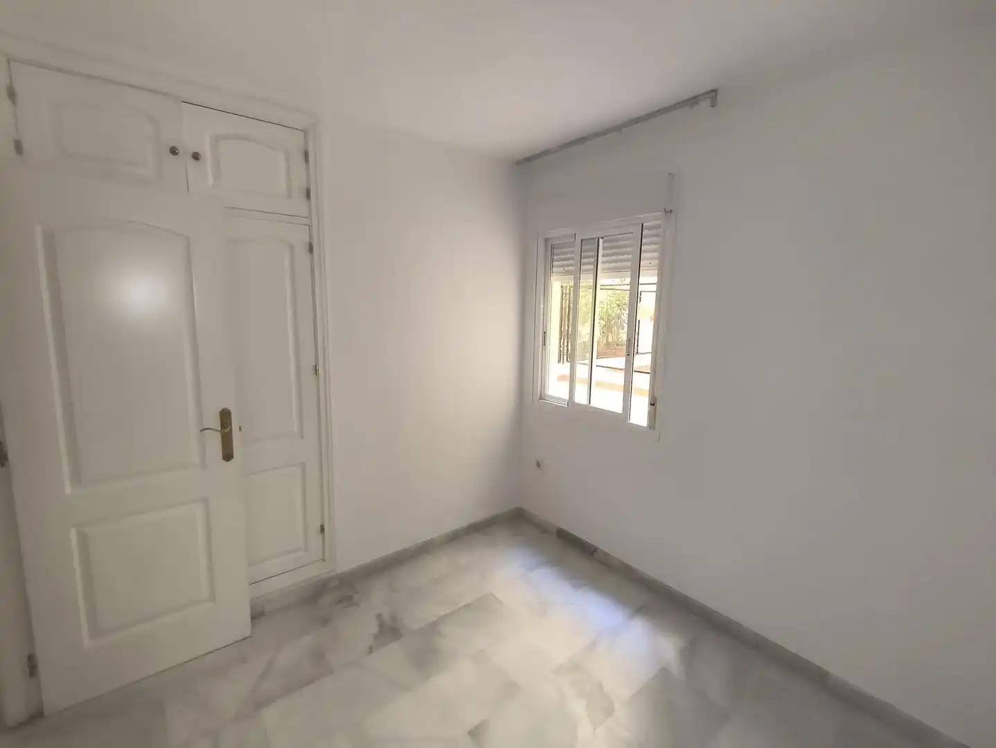 Schlafzimmer von Wohnungen zum Verkauf in Fuengirola mit Klimaanlage, Heizung und Privatgarten