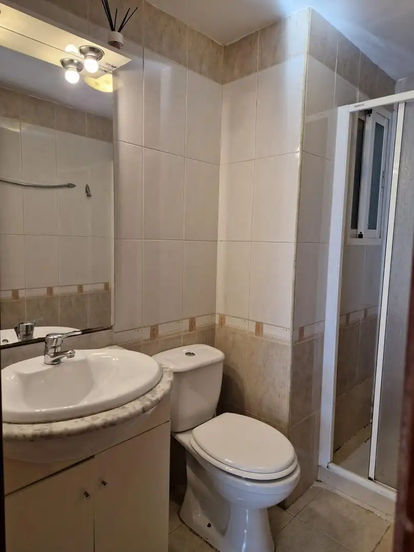 Baño de Piso para compartir en Granada con Calefacción, Terraza y Amueblado