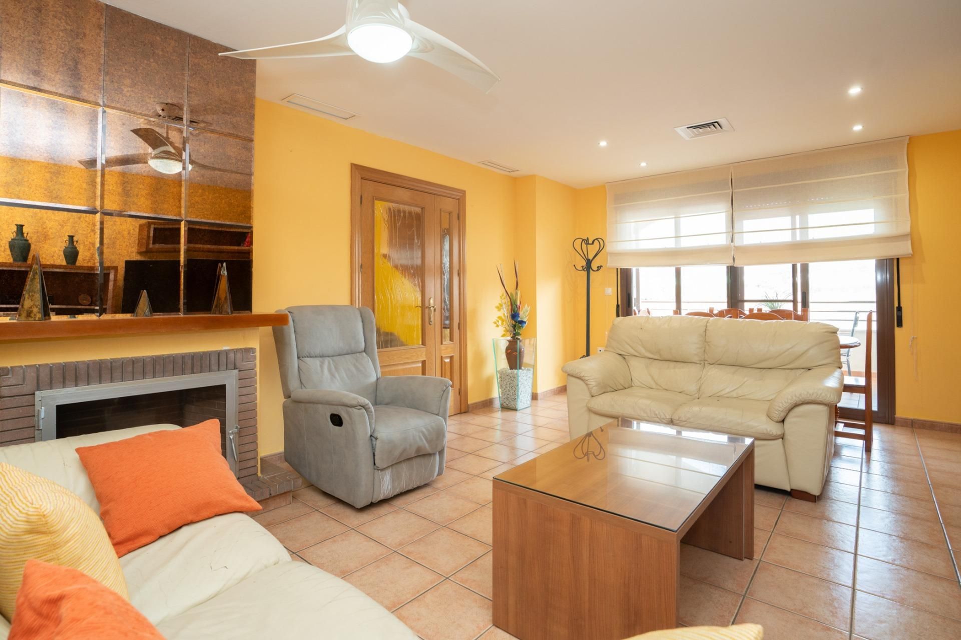 Sala d'estar de Casa o xalet en venda en Motril amb Aire condicionat, Terrassa i Balcó
