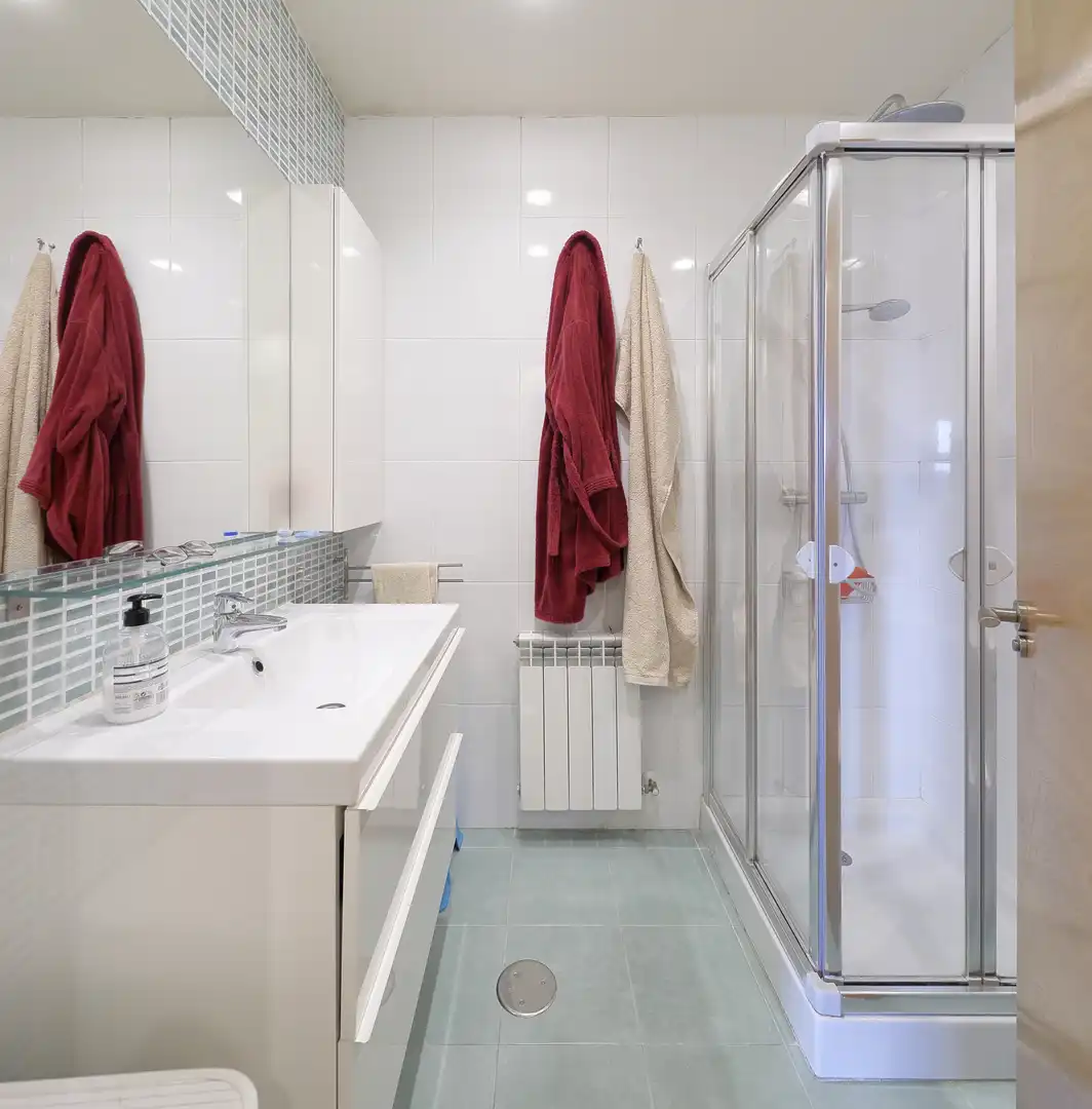 Baño de Ático en venta en Oviedo  con Calefacción, Terraza y Trastero