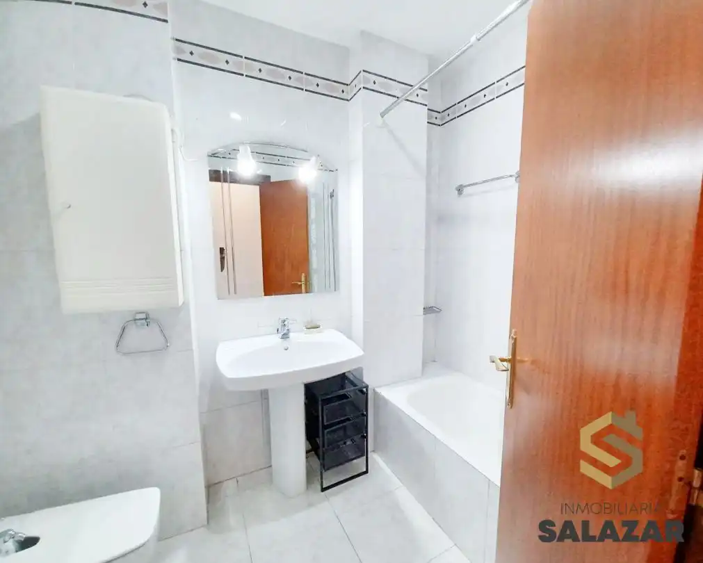 Bany de Apartament de lloguer en Bilbao  amb Calefacció, Terrassa i Microones