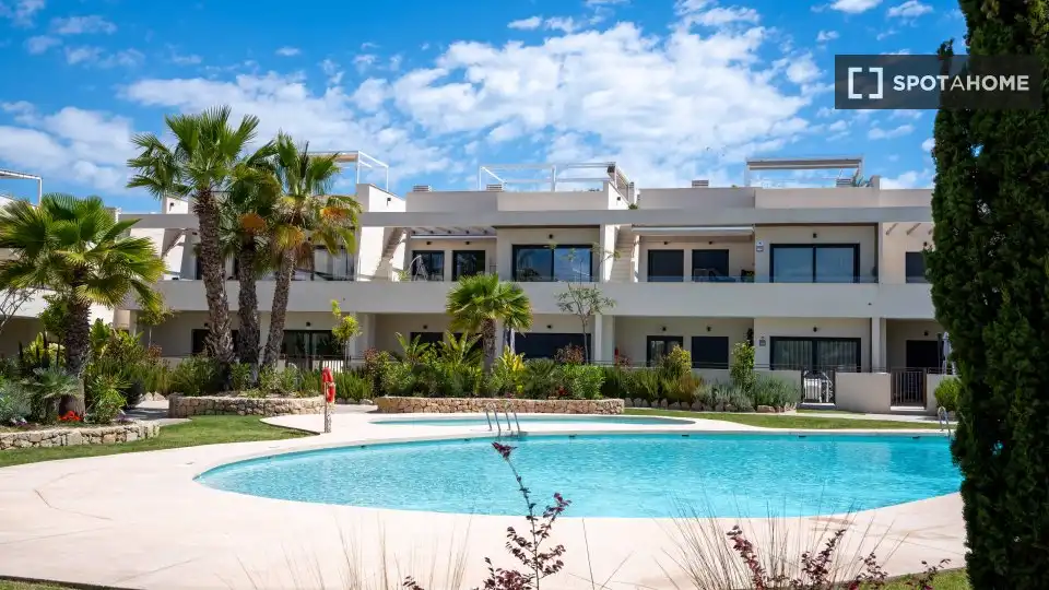 Vista exterior de Apartament per a compartir en Torrevieja amb Aire condicionat, Terrassa i Moblat