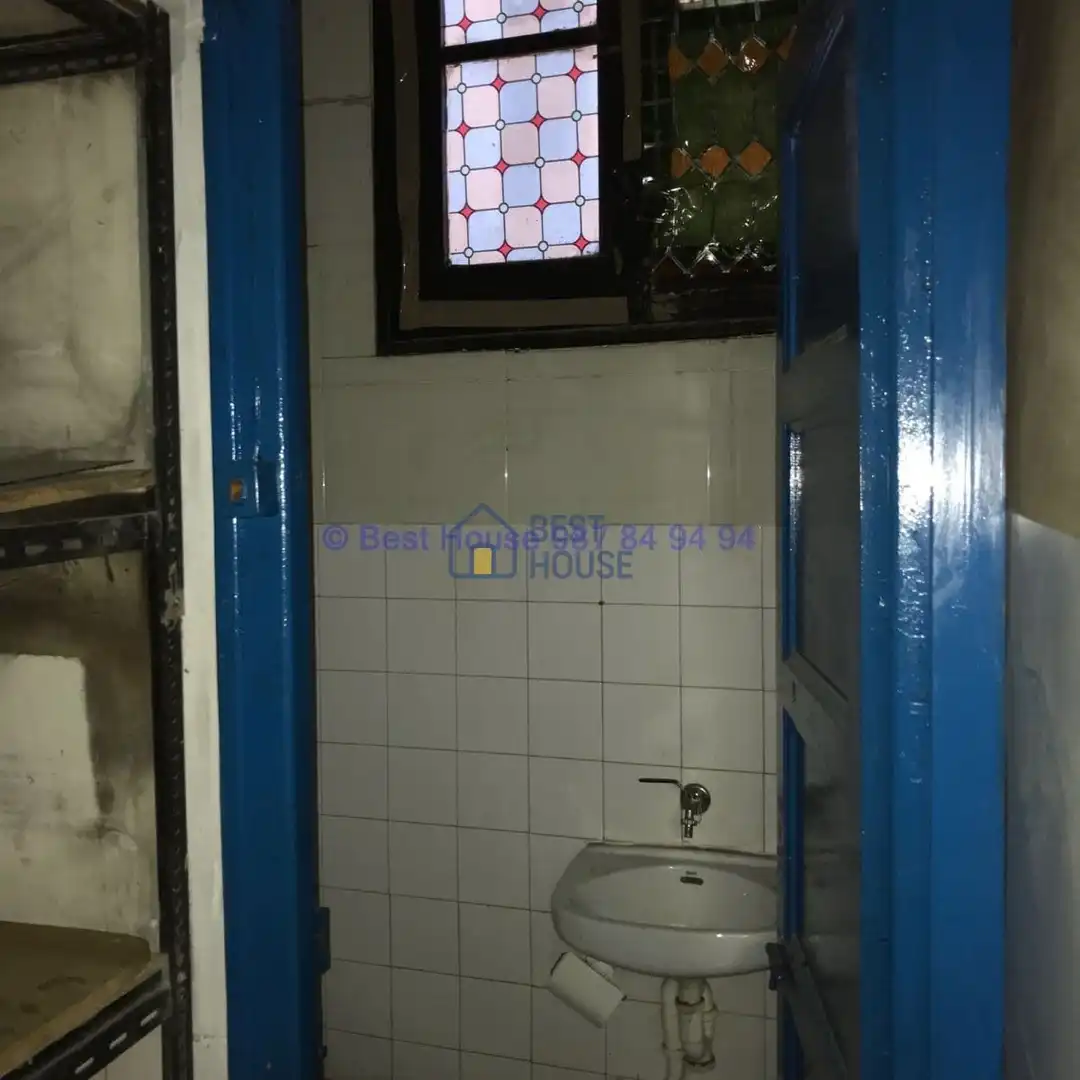 Badezimmer von Geschaftsraum zum Verkauf in León Capital  mit Parkett
