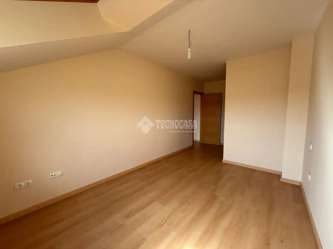 Habitación de Ático en venta en Villanubla con Calefacción, Parquet y Terraza