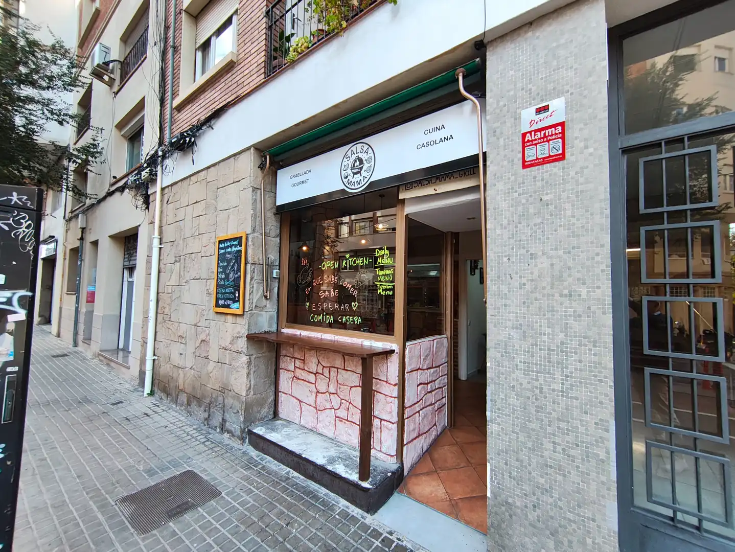 Business premises for transfer in Carrer de les Camèlies 75