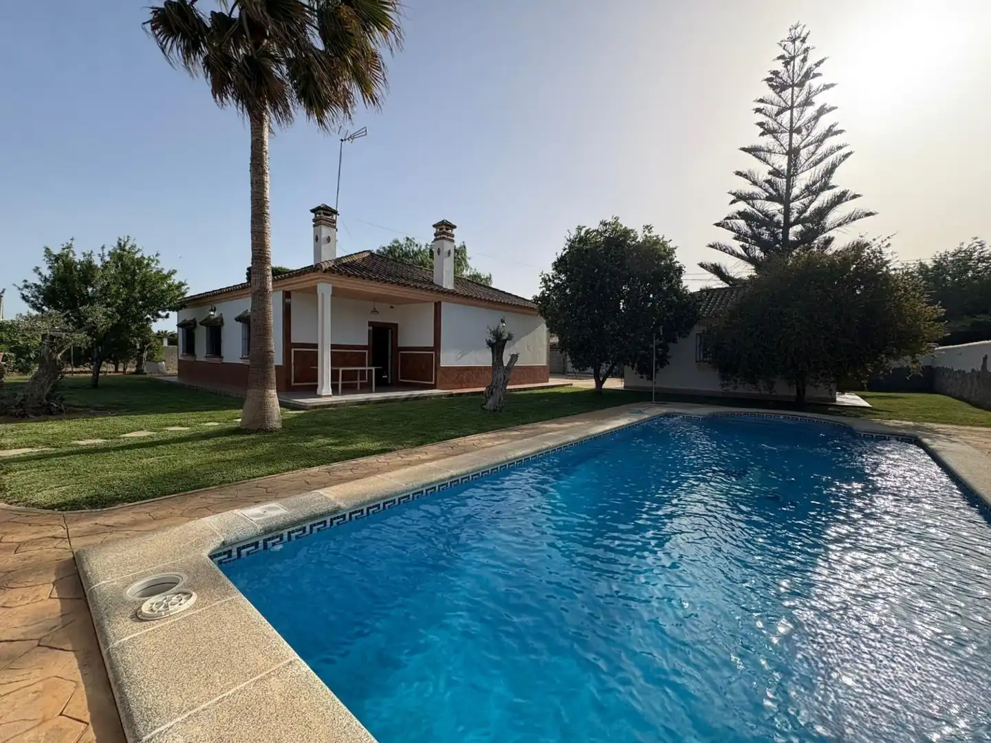 Vista exterior de Casa o chalet de alquiler en Chiclana de la Frontera con Aire acondicionado, Jardín privado y Piscina