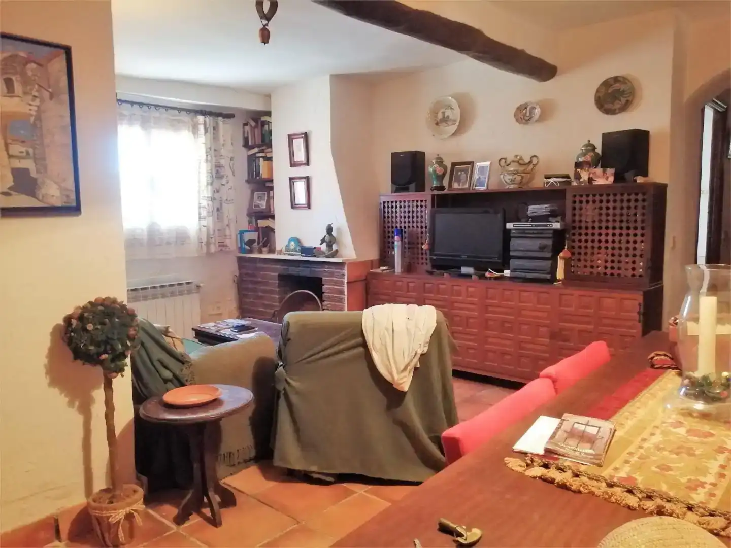 Sala d'estar de Finca rústica en venda en Hueva amb Jardí privat, Traster i Moblat