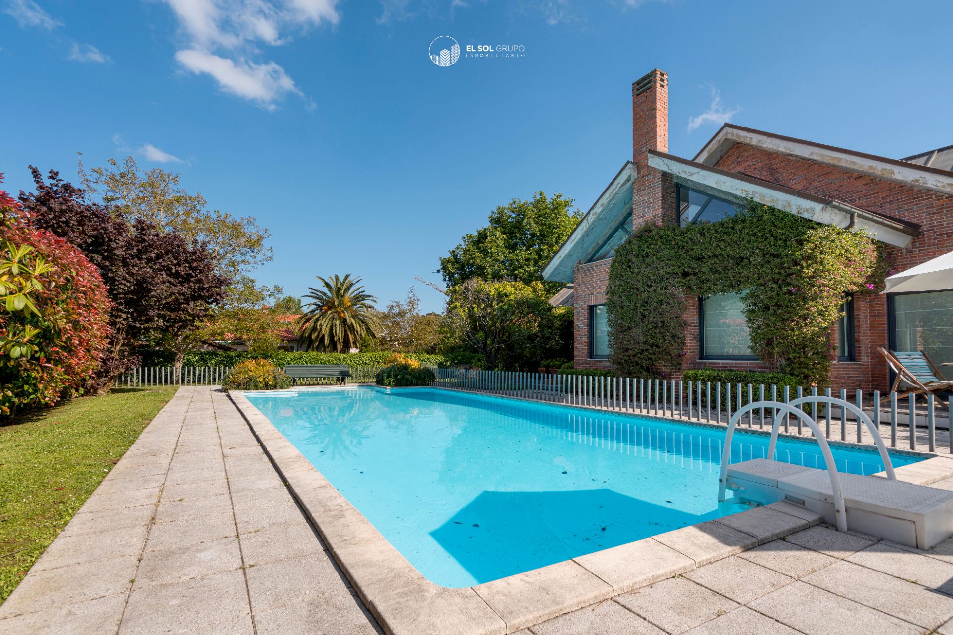 Piscina de Casa o xalet en venda en Gijón  amb Calefacció, Jardí privat i Parquet