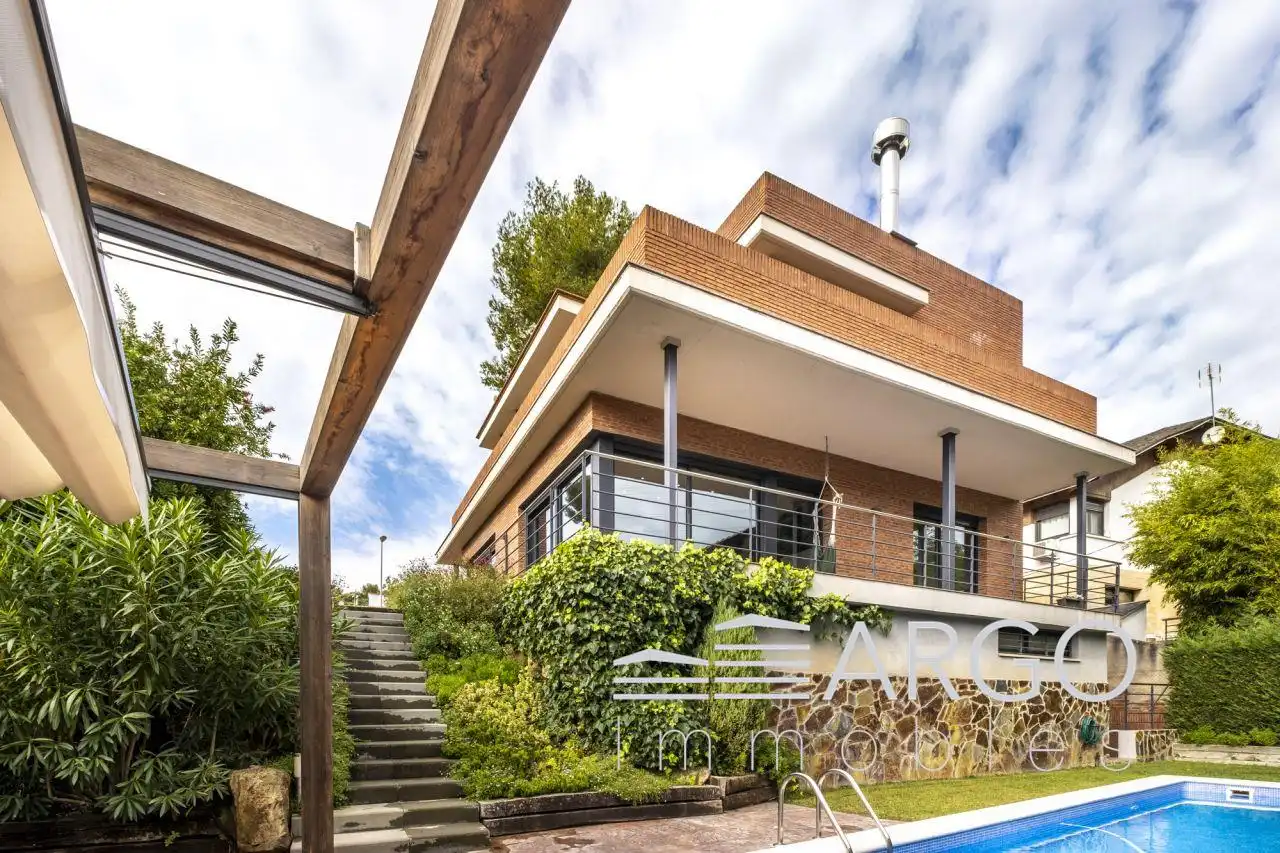 Exterior view of Houses for sale in Sant Cugat del Vallès  with Air Conditioner, Heating and Private garden