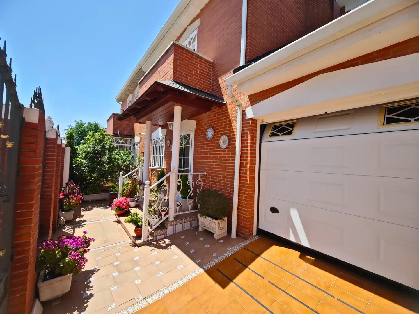 Exterior view of Detached homes for sale in Parla  with Air Conditioner, Heating and Private garden